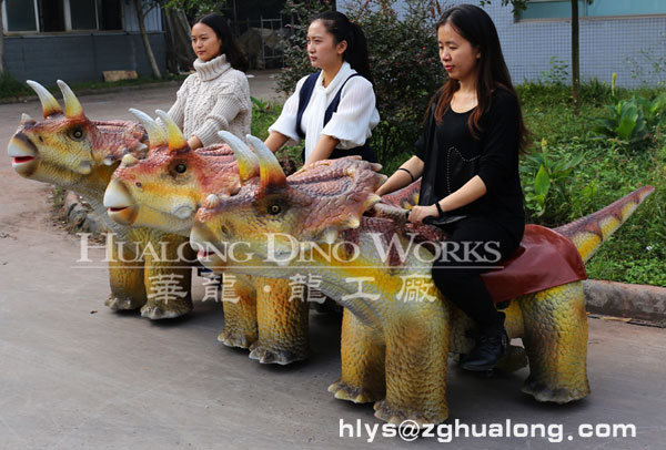 華龍藝術(shù)兒童騎乘恐龍小車